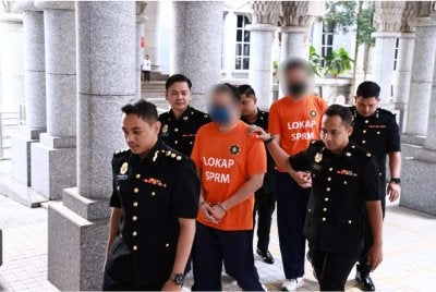 Media sebelum ini melaporkan SPRM menahan reman seorang bekas Ketua CEO sebuah badan berkanun kerajaan dan seorang pengerusi syarikat pegangan bagi membantu siasatan berhubung penjualan saham.