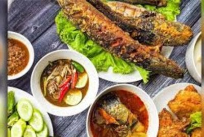 Pemilik perniagaan terkenal Restoran Nasi Ulam Cikgu di Kampung Kraftangan, di sini Rahaida Abdul Hamidmeninggal dunia selepas rebah ketika menunaikan solat Isyak di rumahnya, semalam. - Foto: FB Nasi Ulam Cikgu