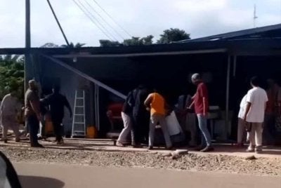 Tular video pergaduhan sekumpulan individu di media sosial.