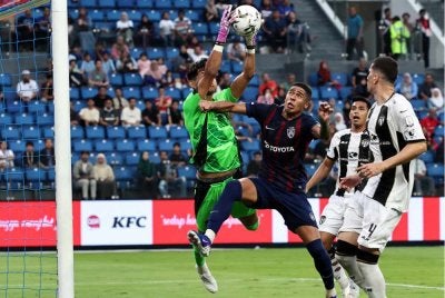 Pemain JDT, Bergson Gustavo Silveira Da Silva (dua, kiri), mengasak penjaga gawang Terengganu FC, Muhammad Rahadiazli Rahalim (kiri) pada perlawanan Liga Super di Stadium Sultan Ibrahim hari ini. - Foto: Bernama

