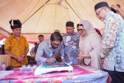 Yuneswaran (dua dari kiri) mewarna batik sebagai simbolik penutupan SMP. - Foto: Jabatan Penerangan
