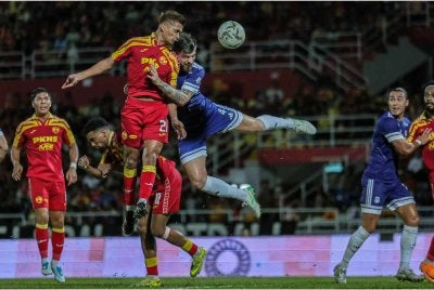 Pemain Selangor FC, Safuwan Baharudin menanduk bola ke arah gawang gol Sabah FC pada saingan Liga Super Malaysia 2025/2026 di Stadium Majlis Bandaraya Petaling Jaya malam ini. - Foto: Bernama

