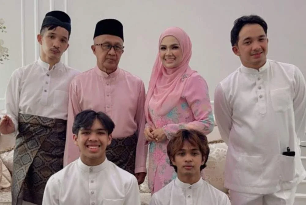Zarina bergambar kenangan raya bersama suami dan anaknya termasuk Azal (kanan) serta Azil (kiri).