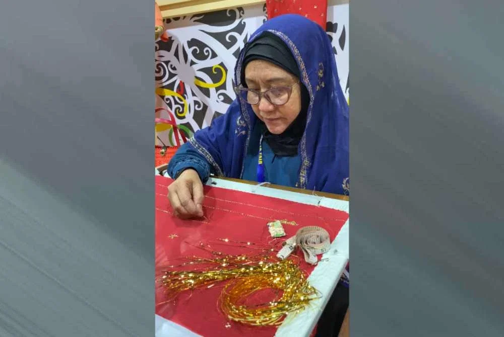 Norinda menunjukkan demonstrasi menyulam keringkam ketika ditemui di Pavilion Sarawak sempena penganjuran Matta Fair April 2026, di MITEC baru-baru ini.
