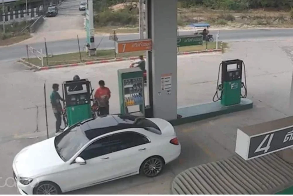 Tangkap layar video menunjukkan seorang wanita melarikan diri dari stesen minyak selepas mengisi petrol.