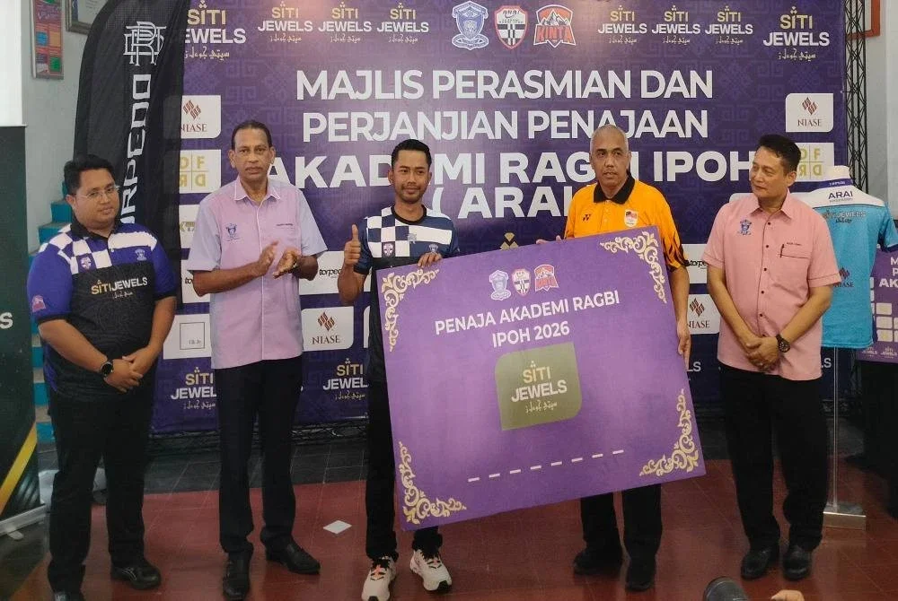 Khairudin (dua dari kanan) bersama penaja selepas menyempurnakan Majlis Perasmian dan Perjanjian Penajaan Akademi Ragbi Ipoh di SMK Anderson, Ipoh pada Sabtu.