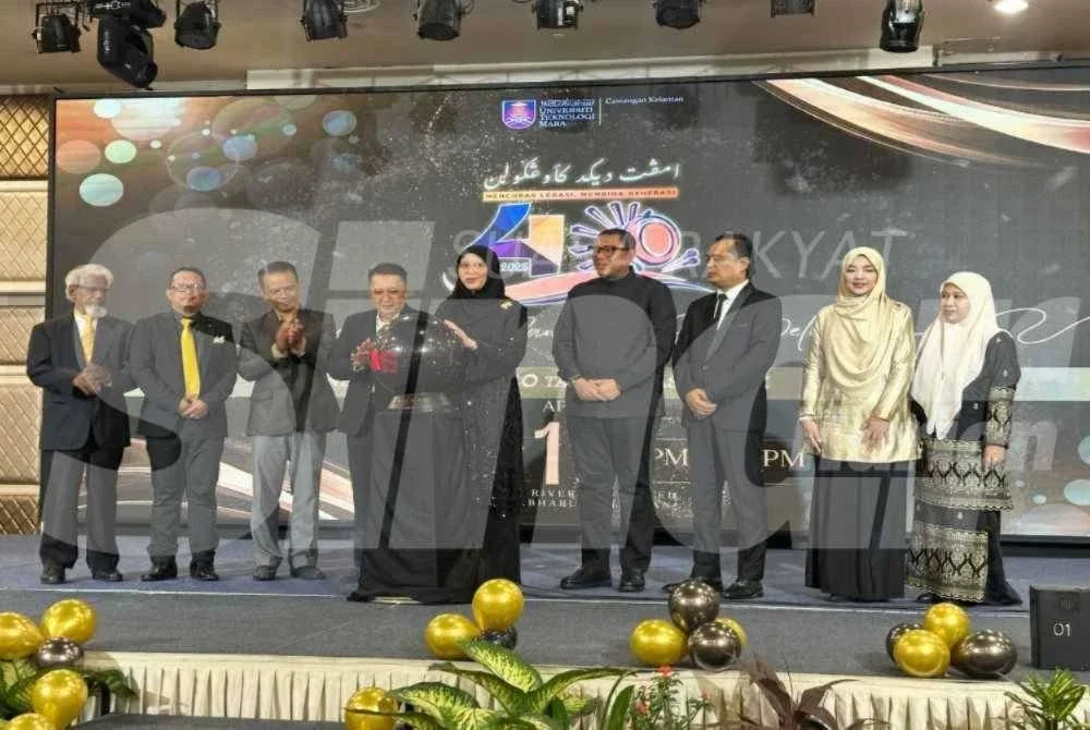 Juliana (tengah) menyentuh bebola sebagai simbolik perasmian Majlis Makan Malam Alumni sempena sambutan empat dekad penubuhan UiTM Kelantan di Kota Bharu pada Sabtu.