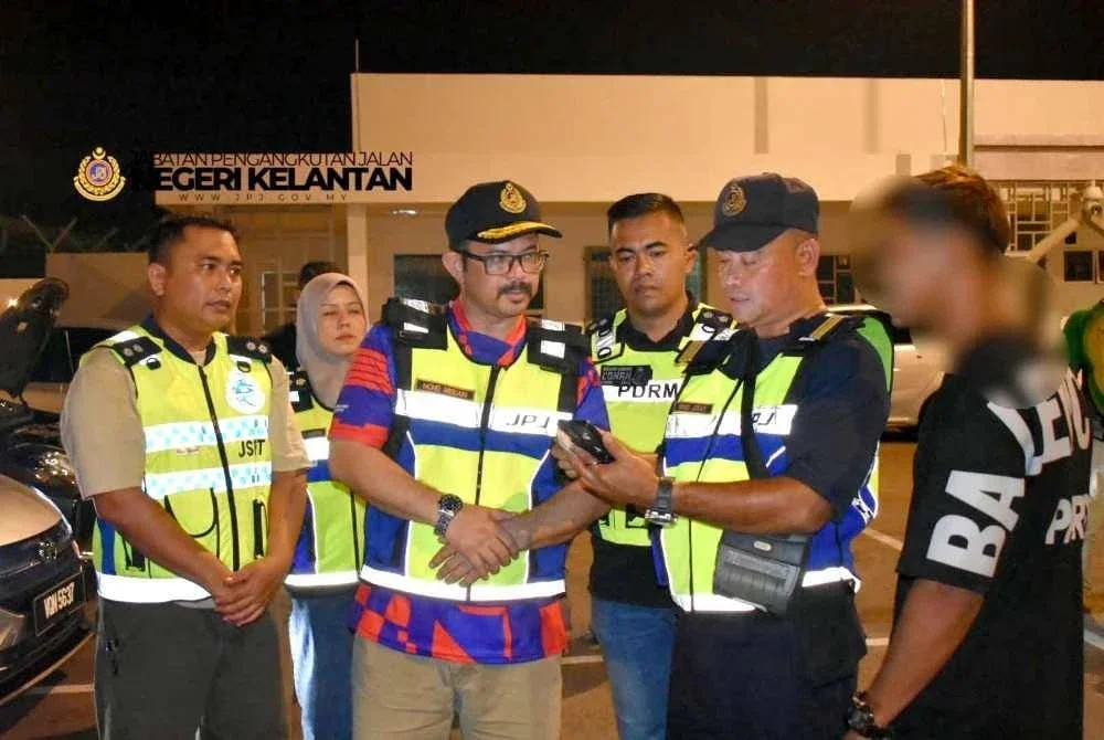 Mohd Misuari (dua,kiri) turut sama
dalam operasi bersepadu melibatkan JPJ dan JSPT Kelantan di balai perlepasan terminal baharu serta sekitar Lapangan Terbang Sultan Ismail Petra (LTSIP) Pengkalan Chepa, Kota Bharu pada Jumaat malam.