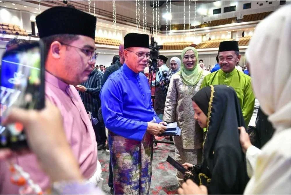 Wan Rosdy turut mengagihkan duit raya kepada anak perantauan di
Rumah Terbuka Aidilfitri Perantau Anak Pahang Tahun 2026 di Dewan Merdeka, Pusat Dagangan Dunia di sini pada Sabtu. - Foto: FB Wan Rosdy