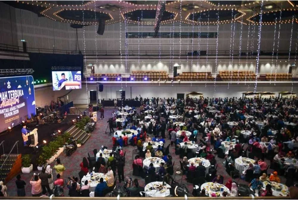 Wan Rosdy ketika berucap di Rumah Terbuka Aidilfitri Perantau Anak Pahang Tahun 2026 di Dewan Merdeka, Pusat Dagangan Dunia di sini pada Sabtu. - Foto: FB Wan Rosdy