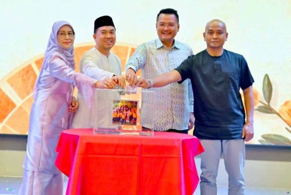 Mohd Hairi (dua dari kanan) dan Zulkifli (dua dari kiri) ketika menyempurnakan pelancaran Tabung Tanjung Puteri Care.