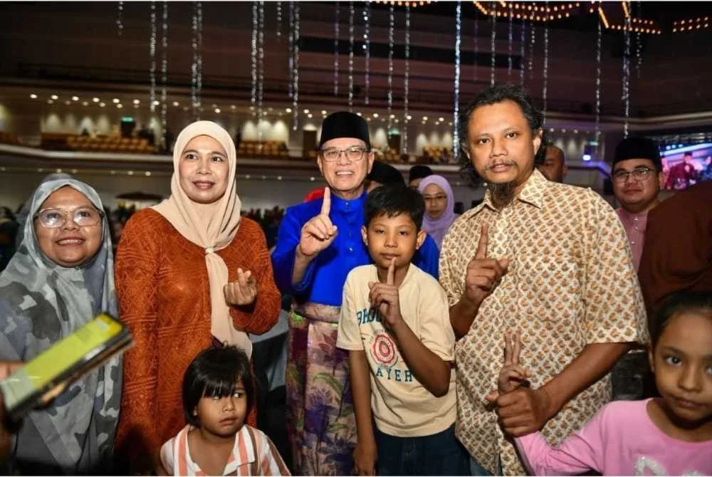 Wan Rosdy bersama anak perantauan di Rumah Terbuka Aidilfitri Perantau Anak Pahang Tahun 2026 di Dewan Merdeka Pusat Dagangan Dunia di sini pada Sabtu. - Foto: FB Wan Rosdy.