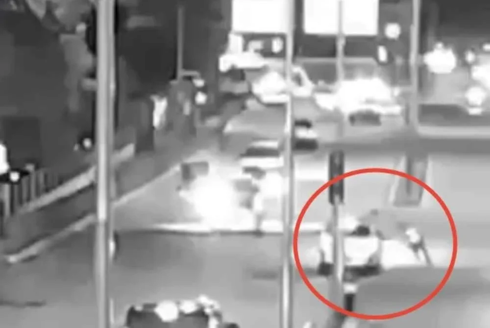 Tangkap layar rakaman video CCTV di sekitar lokasi kejadian memaparkan sebuah kereta yang melanggar anggota polis trafik yang sedang menjalankan tugas.