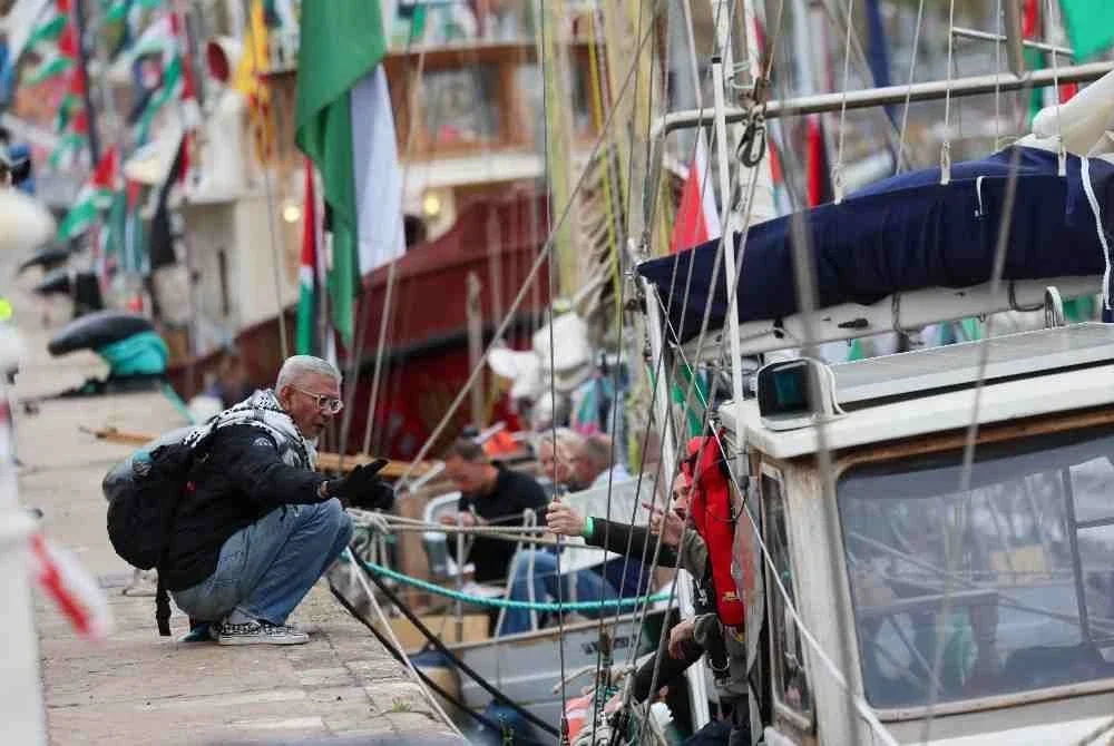 Aktivis kemanusiaan Zainal Rashid Ahmad di Pelabuhan Barcelona ketika menunggu pelepasan bagi misi Global Sumud Flotilla (GSF) 2.0. Foto Bernama