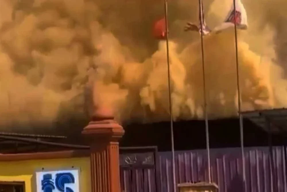 Blok akademik, bilik penyelia serta asrama pelajar lelaki Sekolah Menengah Ugama SMU Arab (A) Darul Ulum Al-Muhammadiah di Kampung Kolam, Pak Badol,Bachok musnah dalam kebakaran pada Ahad. Foto: VIRAL
