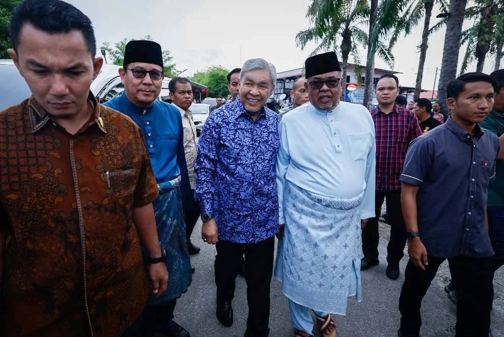 Timbalan Perdana Menteri Datuk Seri Dr Ahmad Zahid Hamidi (depan, tiga dari kiri), diiringi Ketua Menteri Melaka, Datuk Seri Ab Rauf Yusoh (depan, dua kanan), menghadiri majlis Rumah Terbuka Ketua iMenteri Melaka di Kampung Pulau, Masjid Tanah, hari ini. Foto Bernama