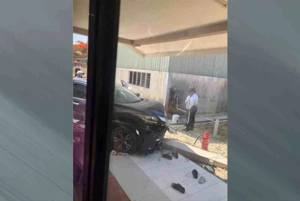 Dua pelajar dirempuh kereta di hadapan surau Sekolah Menengah Kebangsaan (SMK) Tanjong Mas.