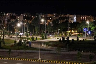 Hotel Serena kelihatan di latar belakang ketika AS dan Iran mengadakan rundingan damai di Islamabad, Pakistan. - FOTO: Reuters 