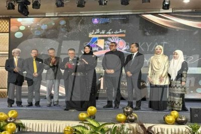Juliana (tengah) menyentuh bebola sebagai simbolik perasmian Majlis Makan Malam Alumni sempena sambutan empat dekad penubuhan UiTM Kelantan di Kota Bharu pada Sabtu.