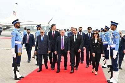 Utusan khas AS, Steve Witkoff dan Jared Kushner tiba di Islamabad bagi menghadiri rundingan dengan Iran, disambut Ketua Tentera Pakistan, Asim Munir dan Menteri Luar, Mohammad Ishaq Dar. FOTO: Kementerian Luar Pakistan/Reuters