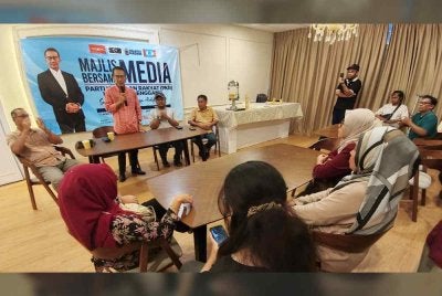 Azan ketika berucap sempena menghadiri Majlis Bersama Media PKR Kuala Terengganu Sempena Hari Raya Aidilfitri pada Sabtu.