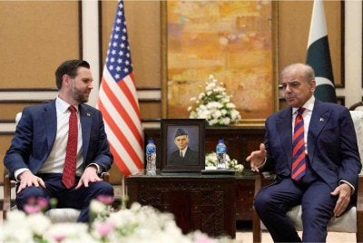 Perdana Menteri Pakistan, Shehbaz Sharif (kanan) berbincang dengan Vance semasa pertemuan mereka di tengah-tengah rundingan damai antara AS dan Iran di Islamabad.
