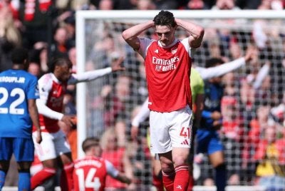 Arsenal sebelum ini mendominasi perlumbaan kejuaraan sepanjang musim dan memasuki hujung minggu dengan kelebihan sembilan mata.