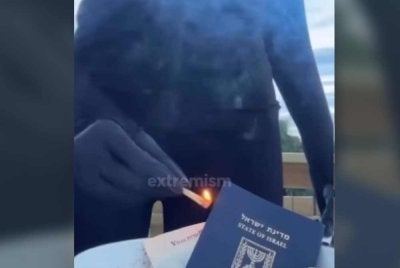 Stoelen membuat video membakar pasport Israel sebagai tanda bantahan konflik di Gaza. Foto Agensi