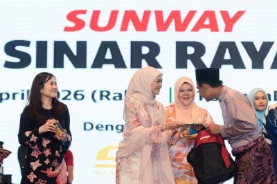 Tengku Permaisuri Norashikin berkenan menyempurnakan penyampaian sumbangan kepada salah seorang penerima dan disaksikan oleh Datin Paduka Sarena Cheah.