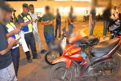 'Deghak' atau jalan malam minggu menjadi alasan utama yang digunakan oleh pemilik motosikal dan kereta yang diperiksa dalam operasi bersepadu melibatkan Jabatan Pengangkutan Jalan (JPJ) dan Jabatan Siasatan dan Penguatkuasaan Trafik (JSPT) Kelantan di balai perlepasan terminal baharu serta sekitar Lapangan Terbang Sultan Ismail Petra (LTSIP) Pengkalan Chepa, Kota Bharu.