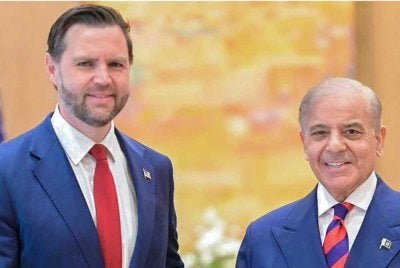 Naib Presiden J.D. Vance (kiri) dan Perdana Menteri Pakistan Shehbaz Sharif. - Agensi