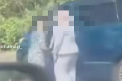 Tangkap layar menunjukkan seorang wanita meninggalkan lokasi kejadian.