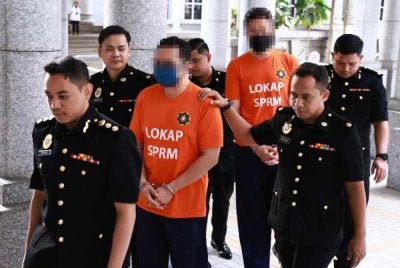 Bekas CEO badan berkanun dan pengerusi syarikat disambung reman lima hari untuk membantu siasatan skandal urus niaga saham. Foto SPRM