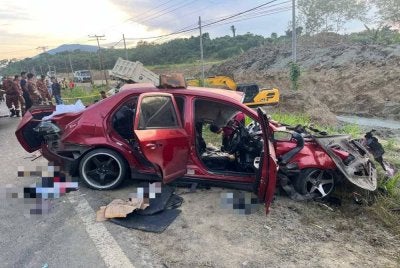 Keadaan Proton Saga yang dinaiki dua mangsa yang maut dalam kemalangan tersebut. - FOTO: Polis Lahada Datu 