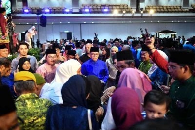 Wan Rosdy (tengah) beramah mesra dengan anak perantauan pada
Rumah Terbuka Aidilfitri Perantau Anak Pahang Tahun 2026 di Dewan Merdeka, Pusat Dagangan Dunia di sini pada Sabtu. - Foto: FB Wan Rosdy