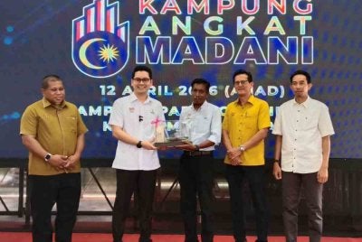 Mohammed Taufiq ketika Penyerahan Kampung Angkat Madani di Kampung Padang Mahligai.