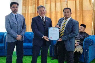 Kamaruzaman (dua,kiri) pada Majis Penyampaian Sijil Pentauliahan TVET Martial Arts di Institut Silat Seni Gayong (ISG) Utama di Kok Lanas, Kota Bharu pada Ahad. Foto:SINAR HARIAN/HAZELEN LIANA KAMARUDIN