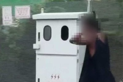 Tangkap layar rakaman video tular memaparkan seorang lelaki yang dipercayai mencabul wanita di Kuala Lumpur.
