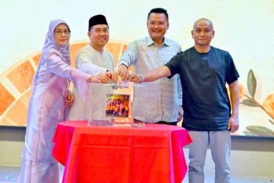 Mohd Hairi (dua dari kanan) dan Zulkifli (dua dari kiri) ketika menyempurnakan pelancaran Tabung Tanjung Puteri Care. 