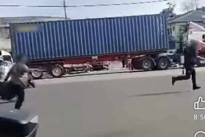 Tangkap layar video tular memaparkan seorang lelaki ketika mengejar anggota polis dalam satu kejadian di Kuala Langat.