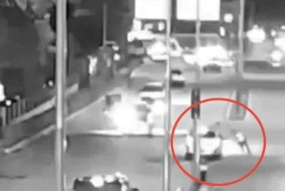 Tangkap layar rakaman video CCTV di sekitar lokasi kejadian memaparkan sebuah kereta yang melanggar anggota polis trafik yang sedang menjalankan tugas.