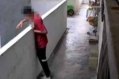 Perbuatan remaja dipercayai membaling batu dari tingkat atas pangsapuri dirakam CCTV dan tular di media sosial.