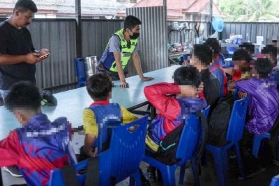 JPN Kelantan sedang mengumpulkan maklumat lanjut mengenai 34 pelajar dari beberapa buah sekolah di Rantau Panjang yang ditahan PGA selepas melakukan aktiviti rentas sempadan menggunakan pangkalan haram di Sungai Golok pada Ahad.