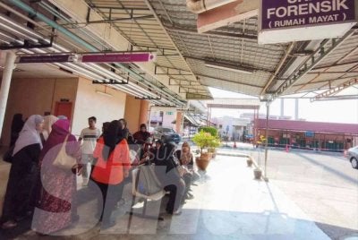 Ahli keluarga memenuhi Unit Forensik Hospital Pakar Universiti Sains Malaysia (Hospital Pakar USM) di Kota Bharu pada Ahad. - Foto:SINAR HARIAN/HAZELEN LIANA KAMARUDIN