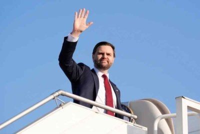 Naib Presiden AS JD Vance melambai ketika menaiki Air Force Two, selepas rundingan damai dengan Iran di Islamabad, Pakistan, Ahad. Foto Reuters. 
