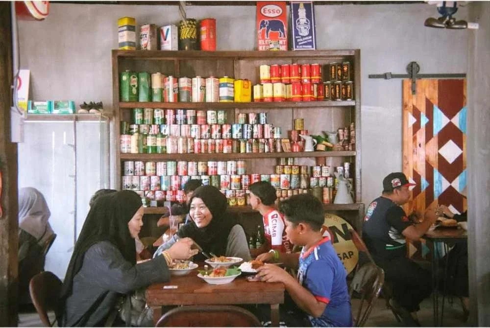 Susun atur hiasan dalaman di Sea Punk Corner yang membawa pengunjung kembali ke era stesen minyak tahun 1980-an.