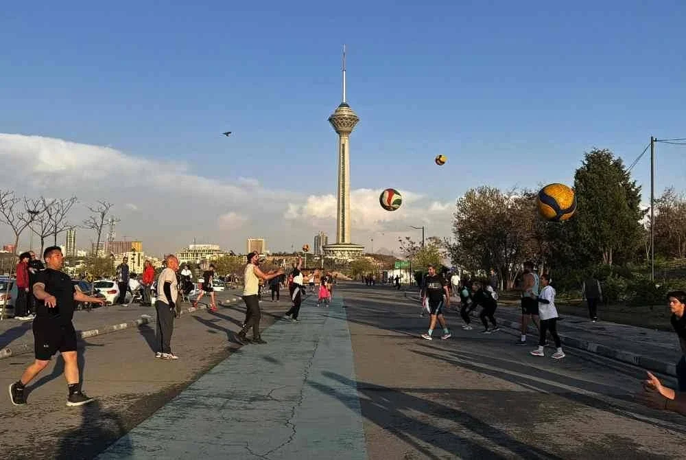 Penduduk menjalankan aktiviti riadah dan bersenam di Taman Pardisan, Teheran, meskipun ketika negara itu masih berada dalam suasana perang. - AFP