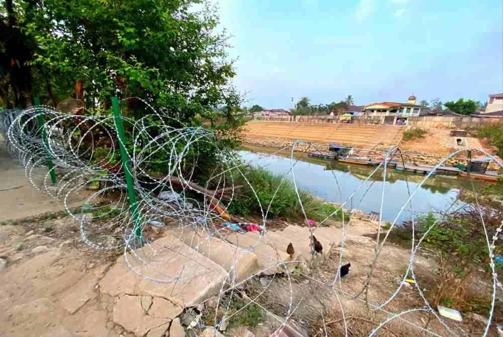 Suasana pangkalan haram di sepanjang Sungai Golok di Rantau Panjang pada pagi Isnin lengang tanpa sebarang aktiviti apabila pelajar kelihatan masuk ke sini menggunakan laluan Kompleks Imigresen, Kastam, Kuarantin dan Keselamatan (ICQS). Foto:SINAR HARIAN/HAZELEN LIANA KAMARUDIN