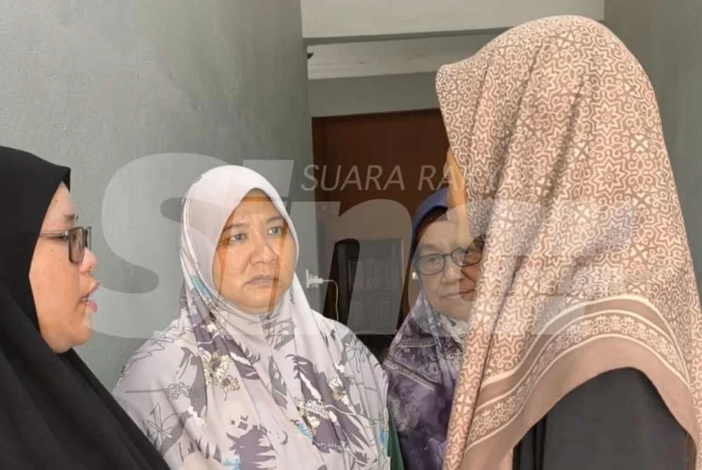 Zuraifah (tengah) melayan sanak saudara yang datang menziarah rumahnya di Kampung Gayong, Kota Bharu pada Isnin.