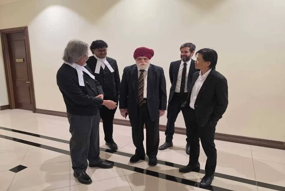 Dr Bhupinder (tengah) bersama Ram (kiri) dan rakan sepasukannya tiba di Mahkamah Koroner, Kota Kinabalu pada Isnin. 